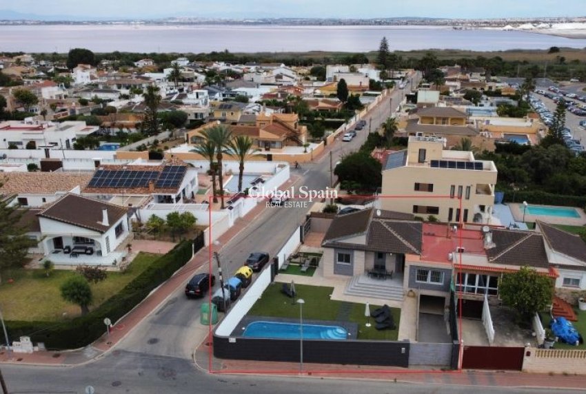 Odsprzedaż - WILLA  -
TORREVIEJA - 