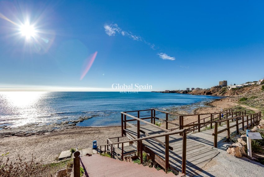Odsprzedaż - WILLA  -
TORREVIEJA - 