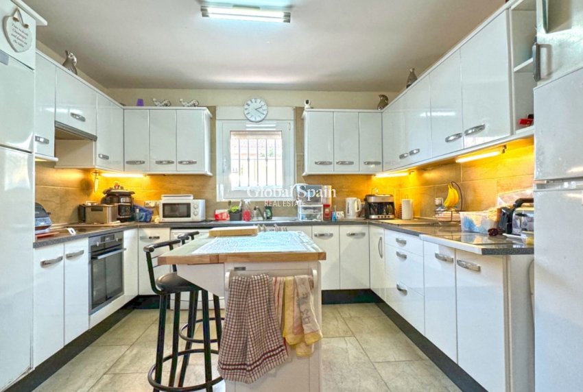 Odsprzedaż - WILLA  -
TORREVIEJA - 