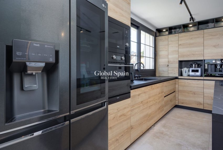 Odsprzedaż - WILLA  -
TORREVIEJA - 