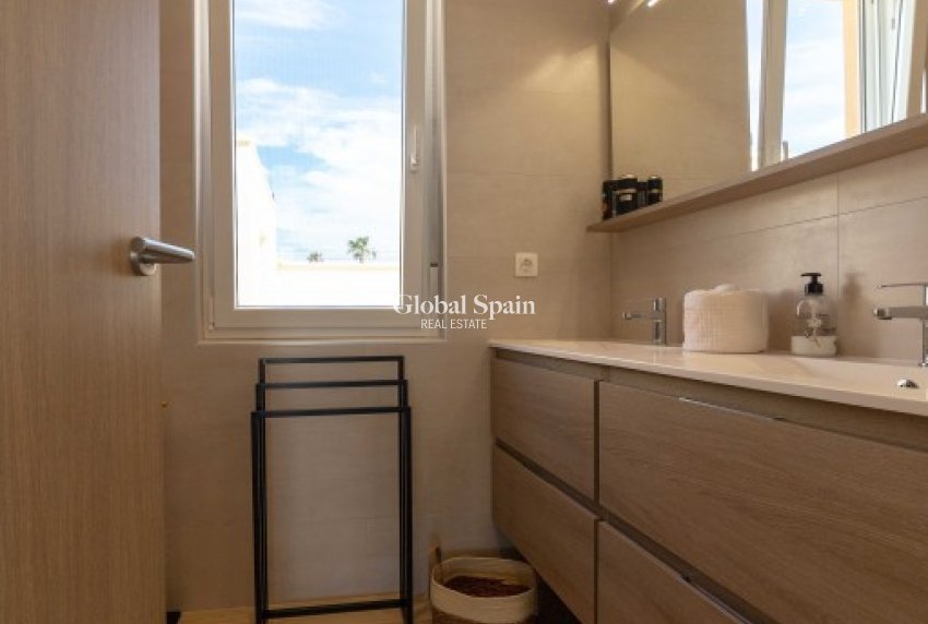 Odsprzedaż - WILLA  -
TORREVIEJA - 