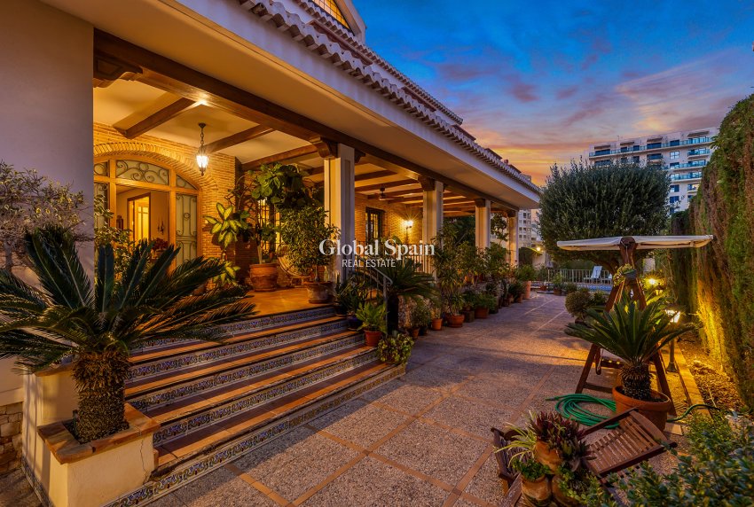 Odsprzedaż - WILLA  -
TORREVIEJA - 