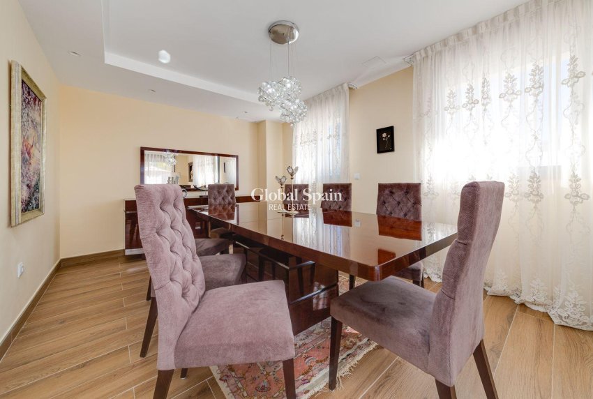 Odsprzedaż - WILLA  -
TORREVIEJA - 