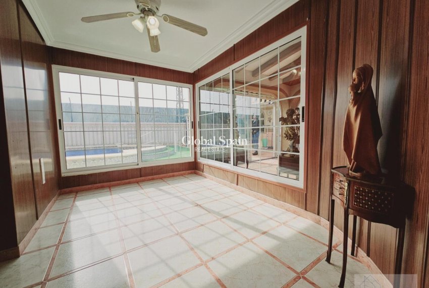 Odsprzedaż - WILLA  -
TORREVIEJA - 