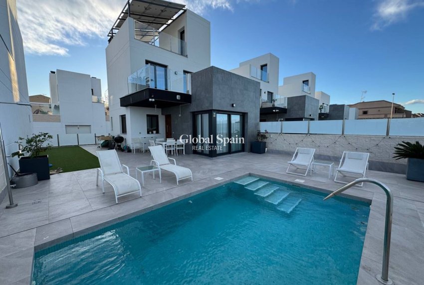 Odsprzedaż - WILLA  -
TORREVIEJA - 