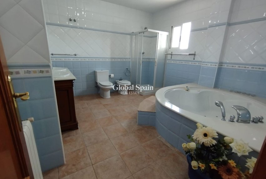 Odsprzedaż - WILLA  -
TORREVIEJA - 