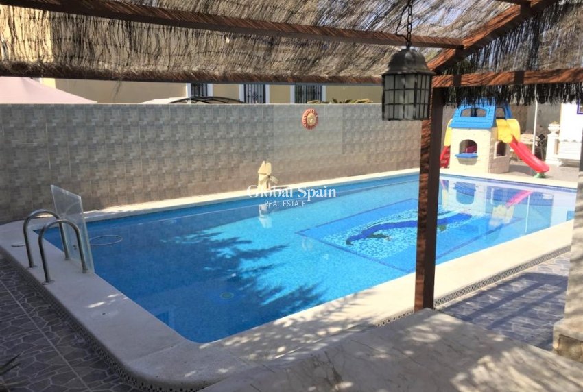 Odsprzedaż - WILLA  -
TORREVIEJA - 