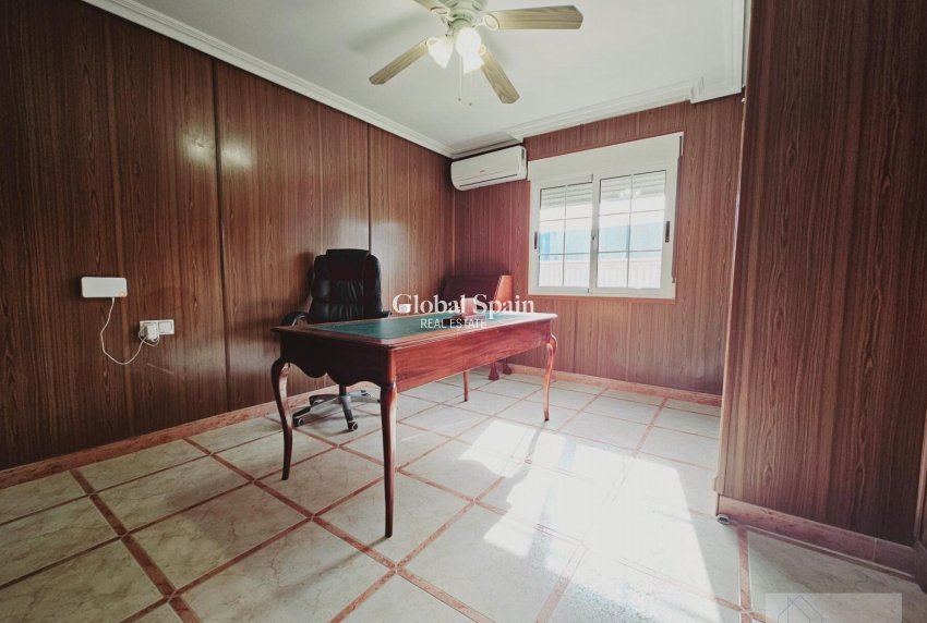 Odsprzedaż - WILLA  -
TORREVIEJA - 