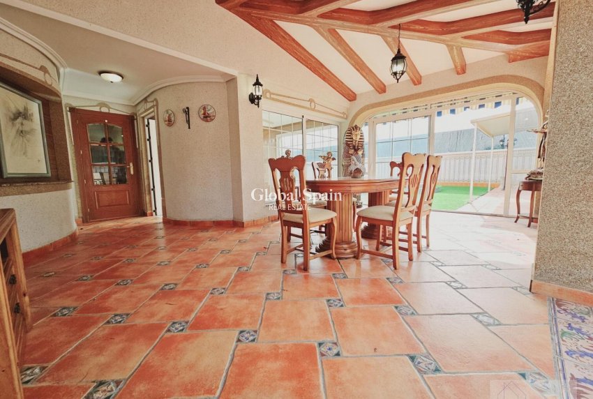 Odsprzedaż - WILLA  -
TORREVIEJA - 