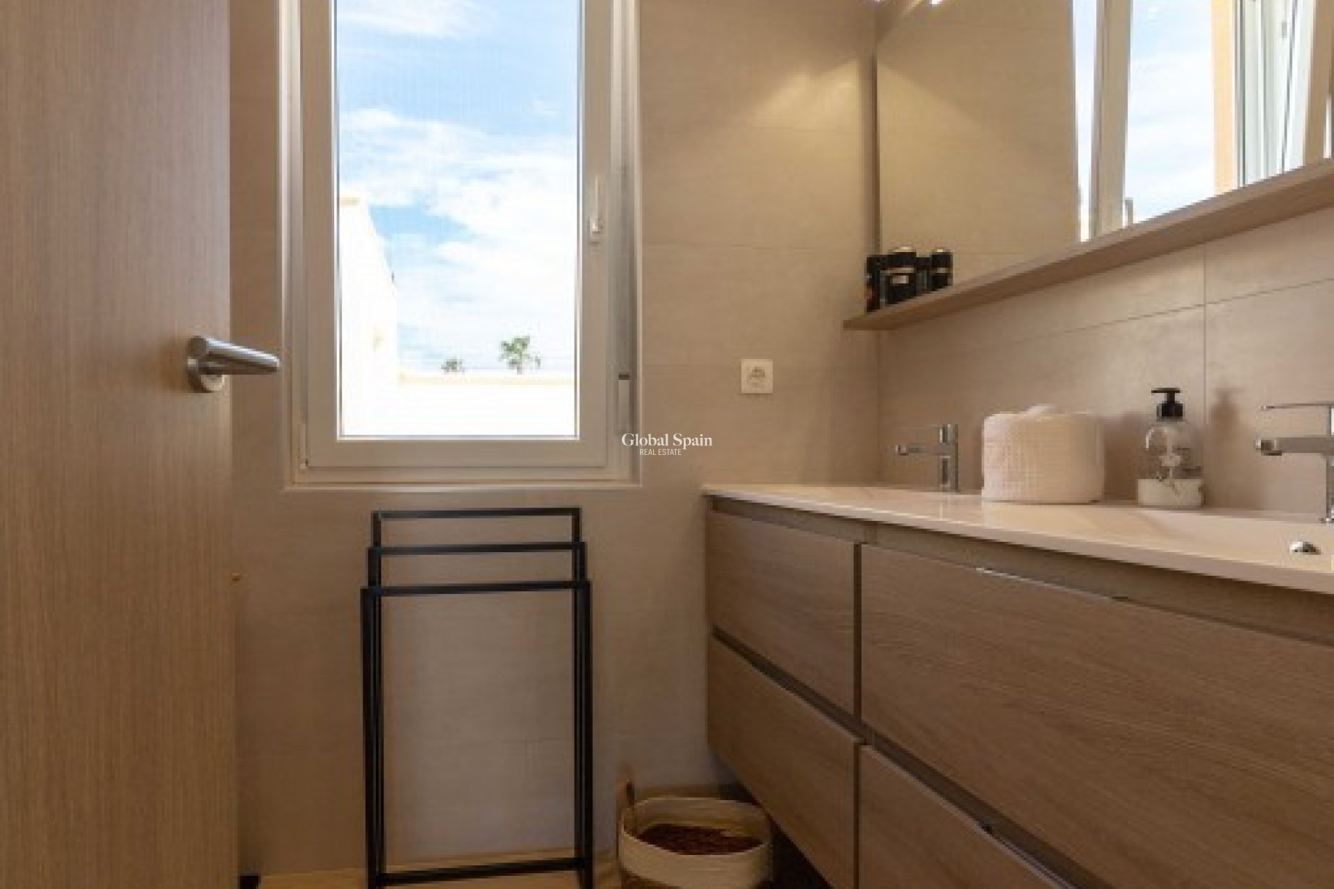 Odsprzedaż - WILLA  -
TORREVIEJA - 