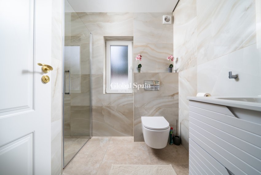 Odsprzedaż - WILLA  -
TORREVIEJA - 