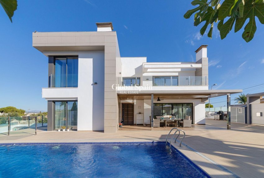 Odsprzedaż - WILLA  -
TORREVIEJA - 