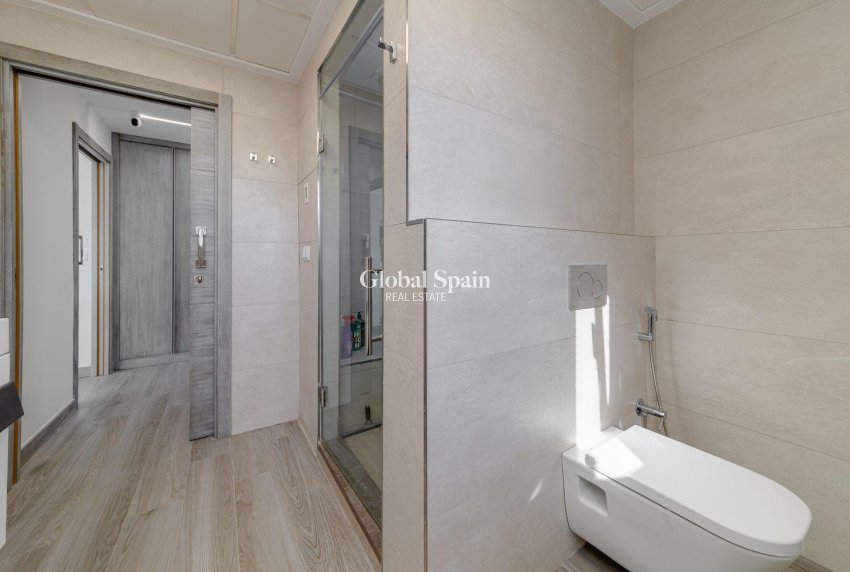 Odsprzedaż - WILLA  -
TORREVIEJA - 