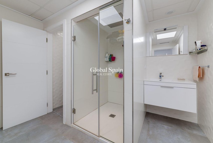 Odsprzedaż - WILLA  -
TORREVIEJA - 