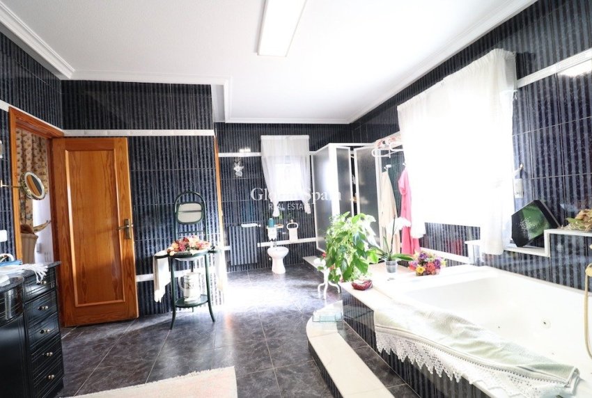 Odsprzedaż - WILLA  -
TORREVIEJA - 