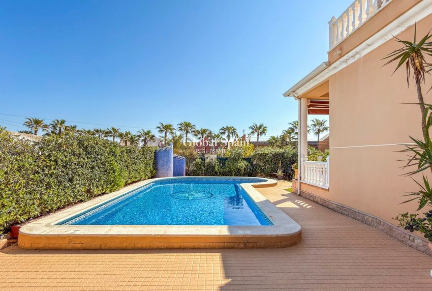 Odsprzedaż - WILLA  -
TORREVIEJA - 