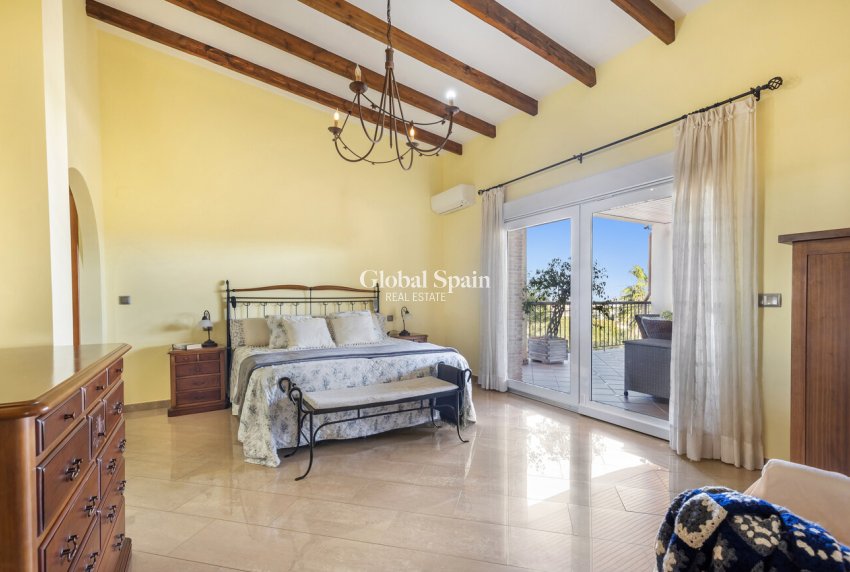 Odsprzedaż - WILLA  -
TORREVIEJA - 