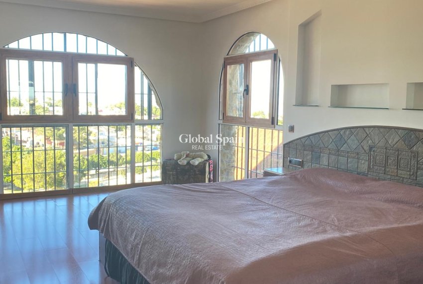 Odsprzedaż - WILLA  -
TORREVIEJA - 