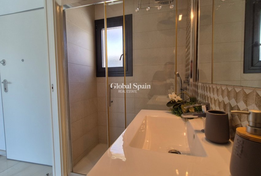 Odsprzedaż - WILLA  -
TORREVIEJA - 