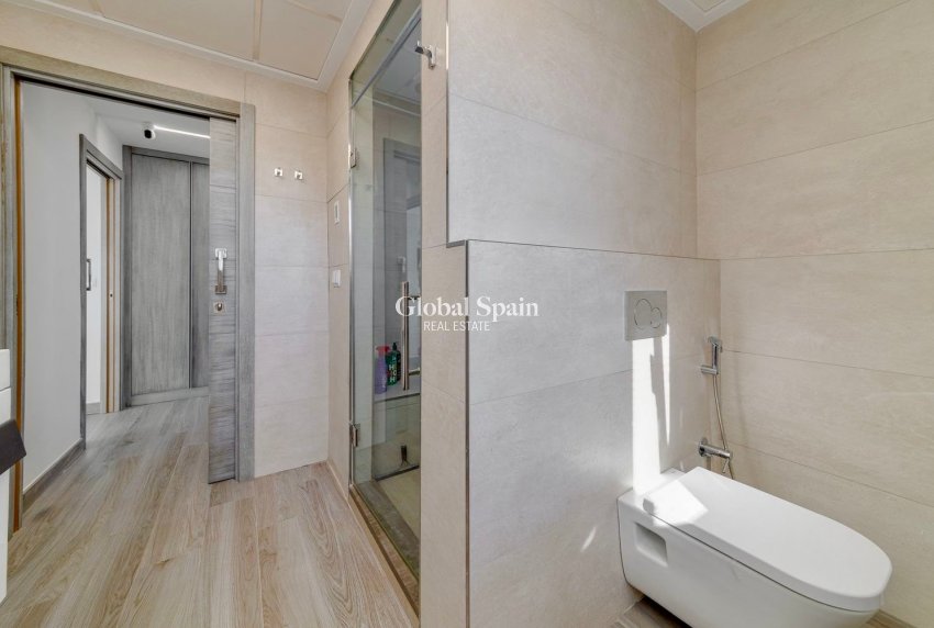 Odsprzedaż - WILLA  -
TORREVIEJA - 