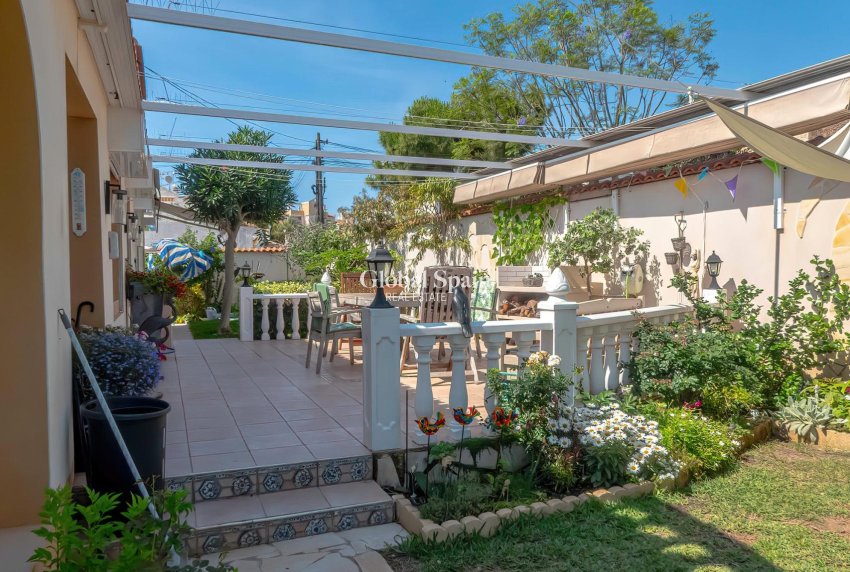 Odsprzedaż - WILLA  -
TORREVIEJA - 