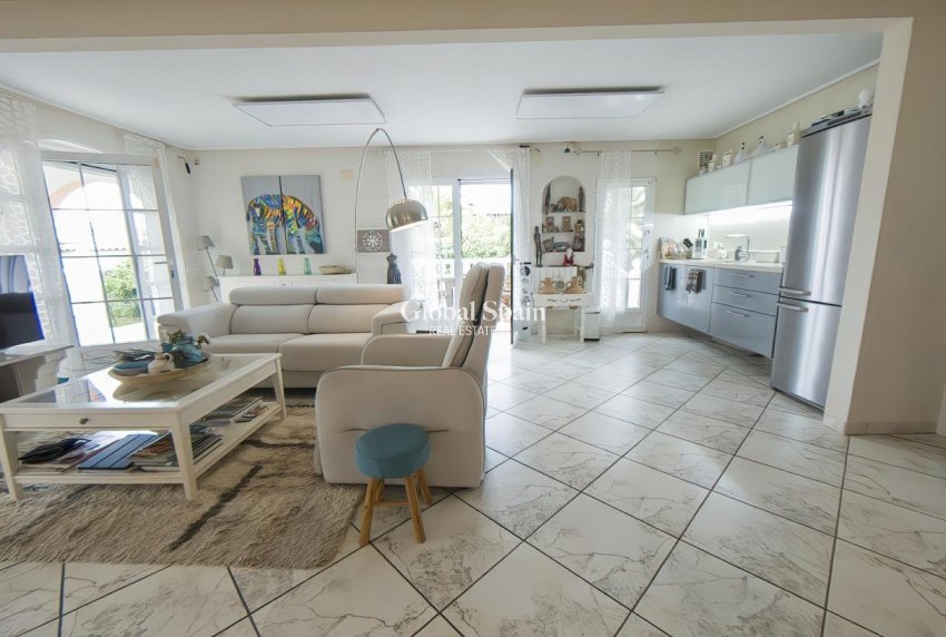 Odsprzedaż - WILLA  -
TORREVIEJA - 