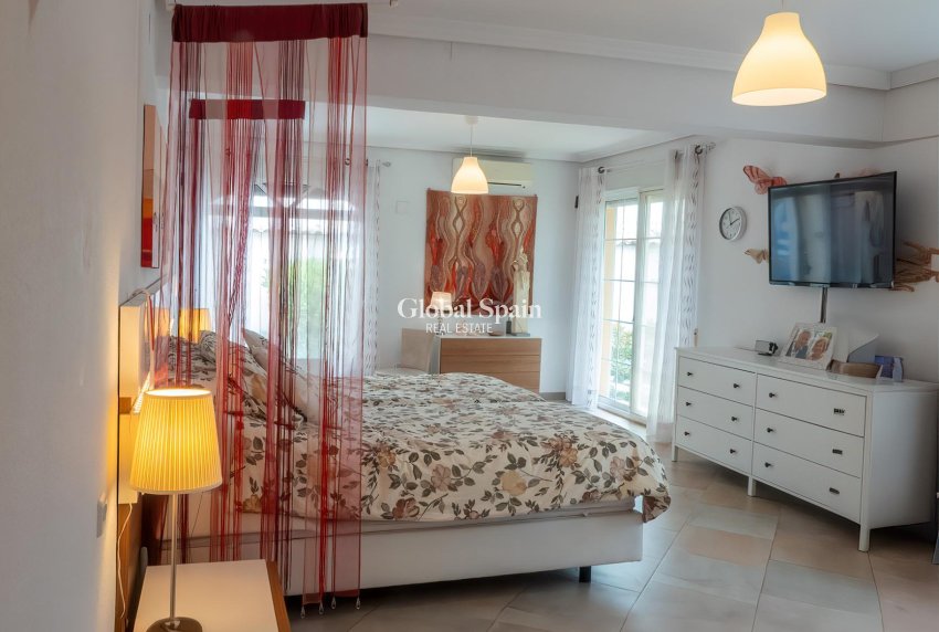 Odsprzedaż - WILLA  -
TORREVIEJA - 