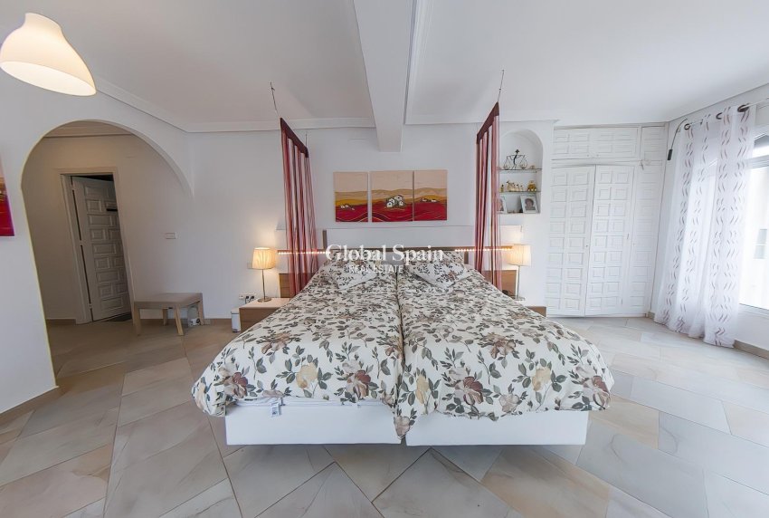 Odsprzedaż - WILLA  -
TORREVIEJA - 