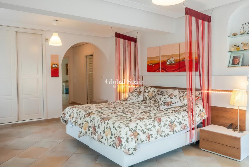 Odsprzedaż - WILLA  -
TORREVIEJA - 