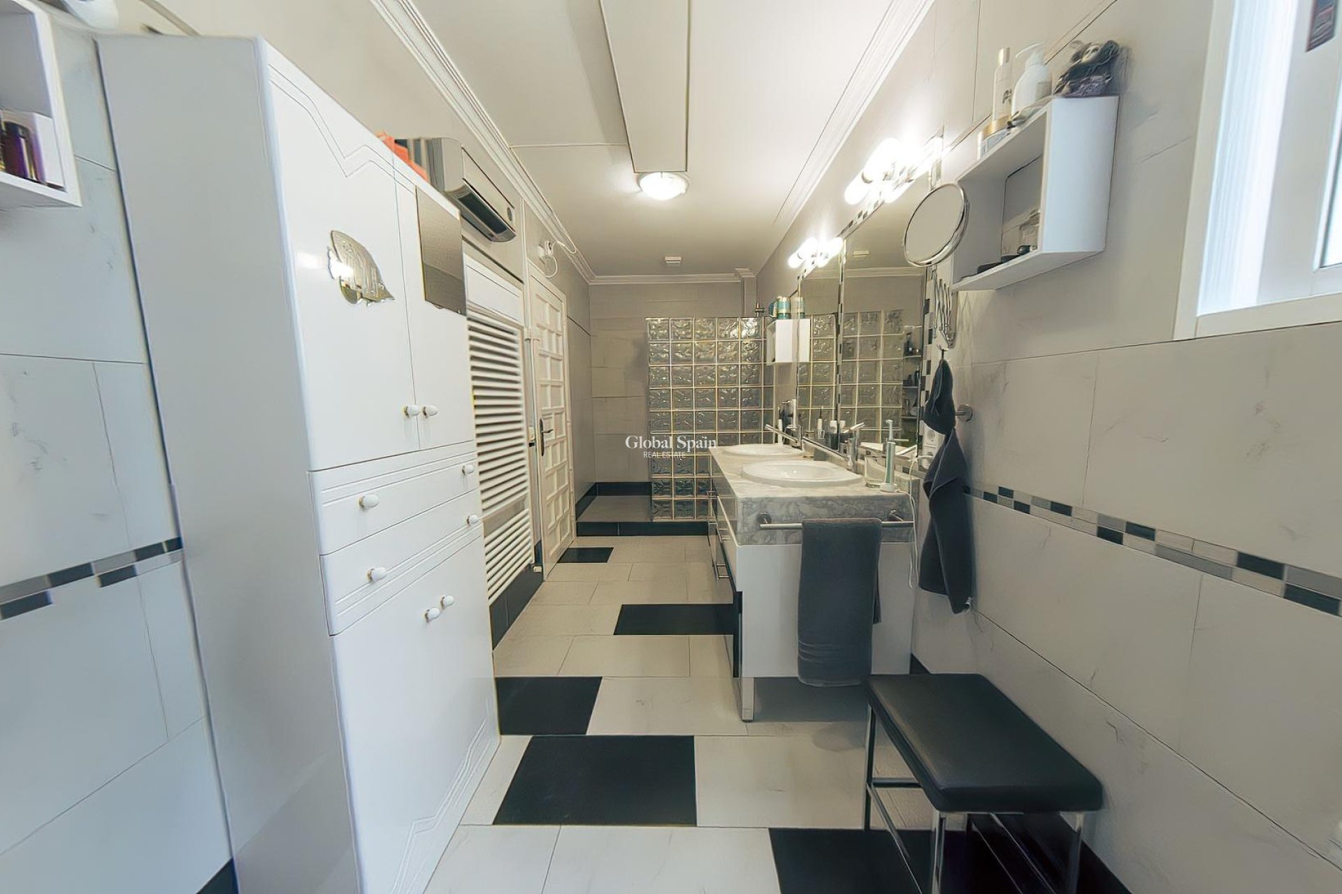 Odsprzedaż - WILLA  -
TORREVIEJA - 