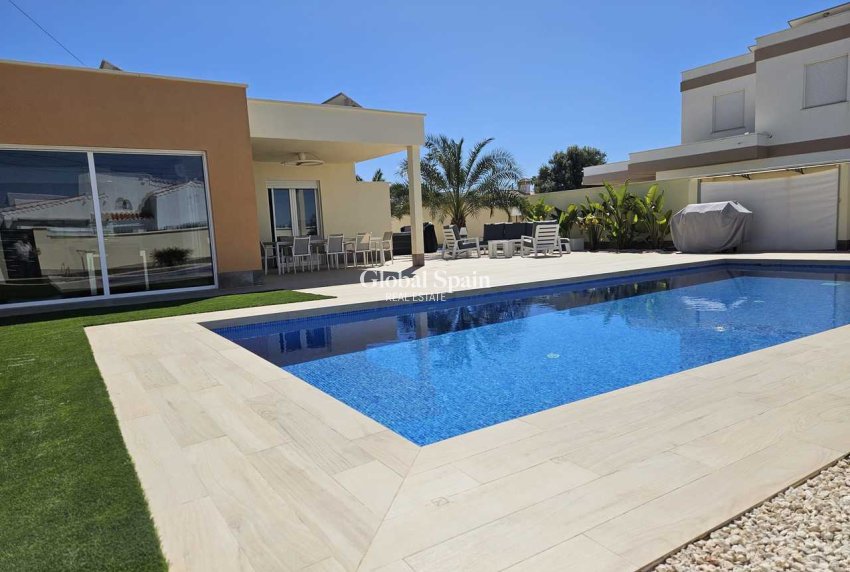 Odsprzedaż - WILLA  -
TORREVIEJA - 