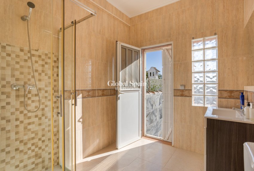 Odsprzedaż - WILLA  -
TORREVIEJA - 