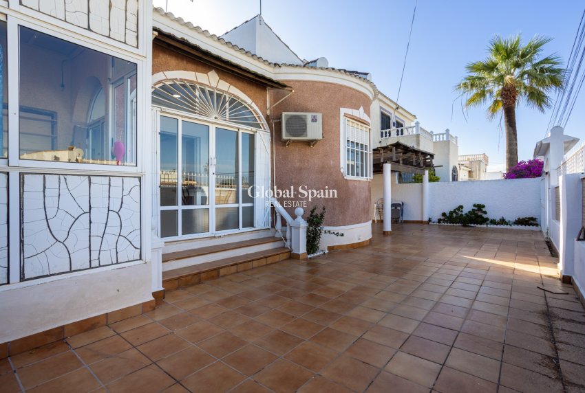 Odsprzedaż - WILLA  -
TORREVIEJA - 