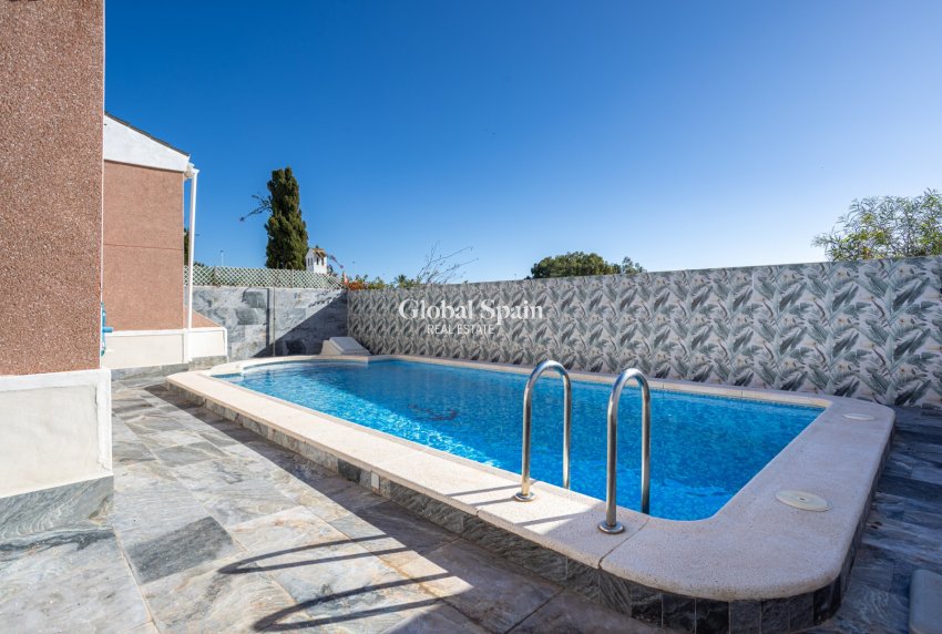 Odsprzedaż - WILLA  -
TORREVIEJA - 