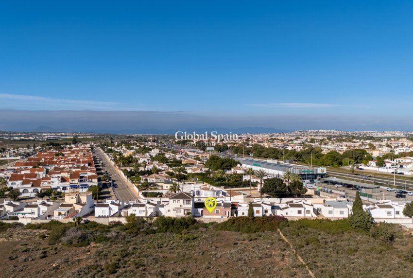 Odsprzedaż - WILLA  -
TORREVIEJA - 