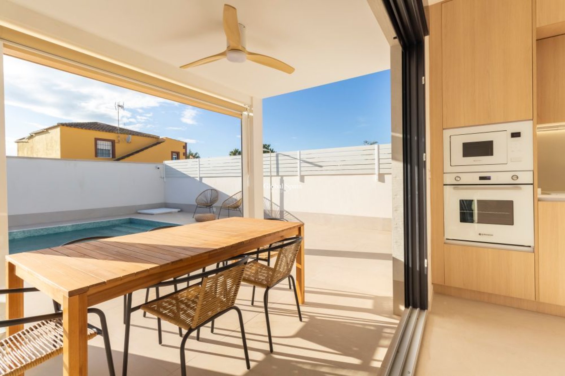 Odsprzedaż - WILLA  -
TORREVIEJA - 