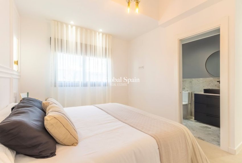 Odsprzedaż - WILLA  -
TORREVIEJA - 