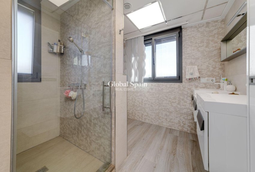 Odsprzedaż - WILLA  -
TORREVIEJA - 