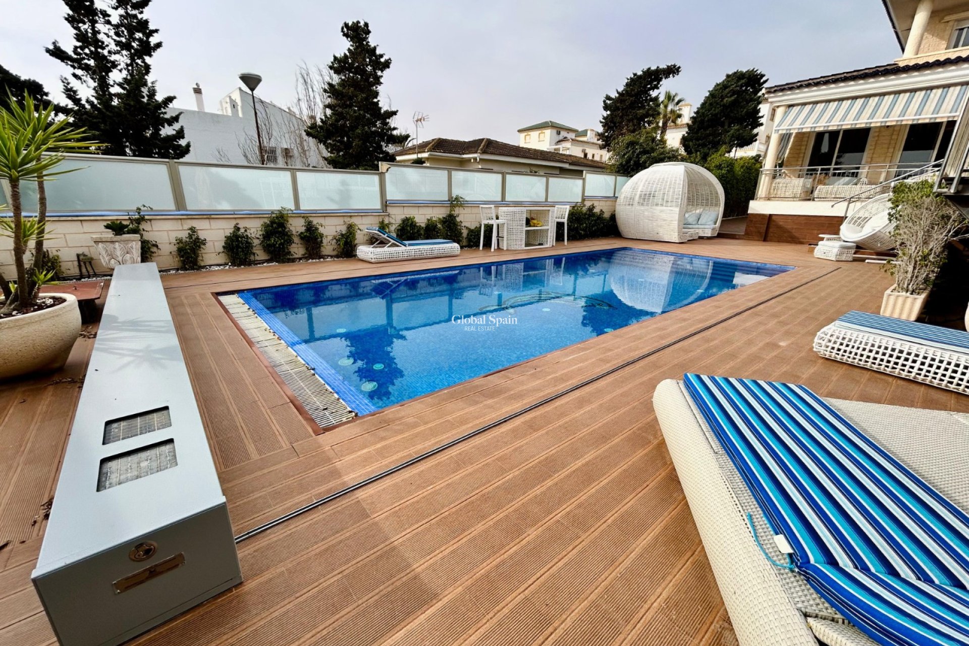 Odsprzedaż - WILLA  -
TORREVIEJA - 