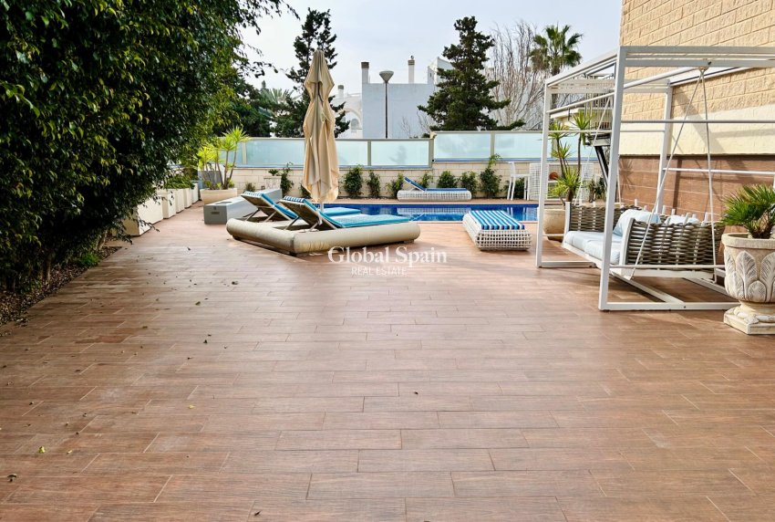 Odsprzedaż - WILLA  -
TORREVIEJA - 