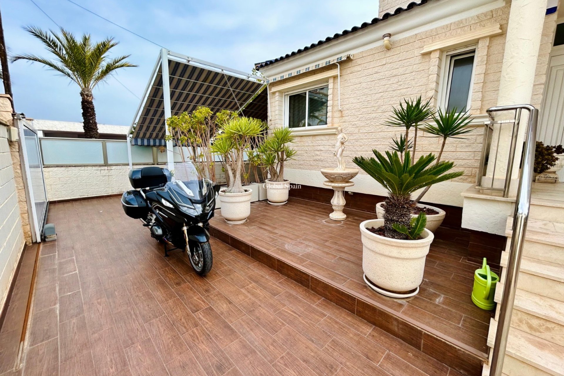 Odsprzedaż - WILLA  -
TORREVIEJA - 