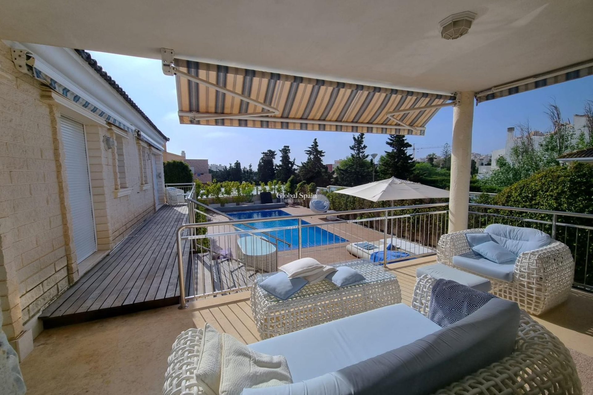 Odsprzedaż - WILLA  -
TORREVIEJA - 