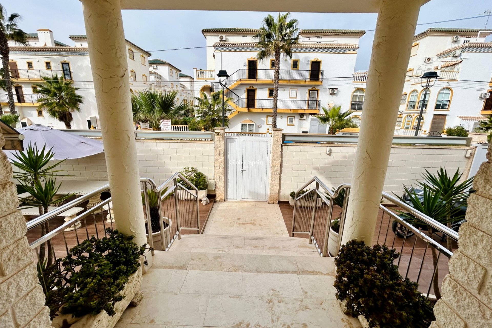 Odsprzedaż - WILLA  -
TORREVIEJA - 