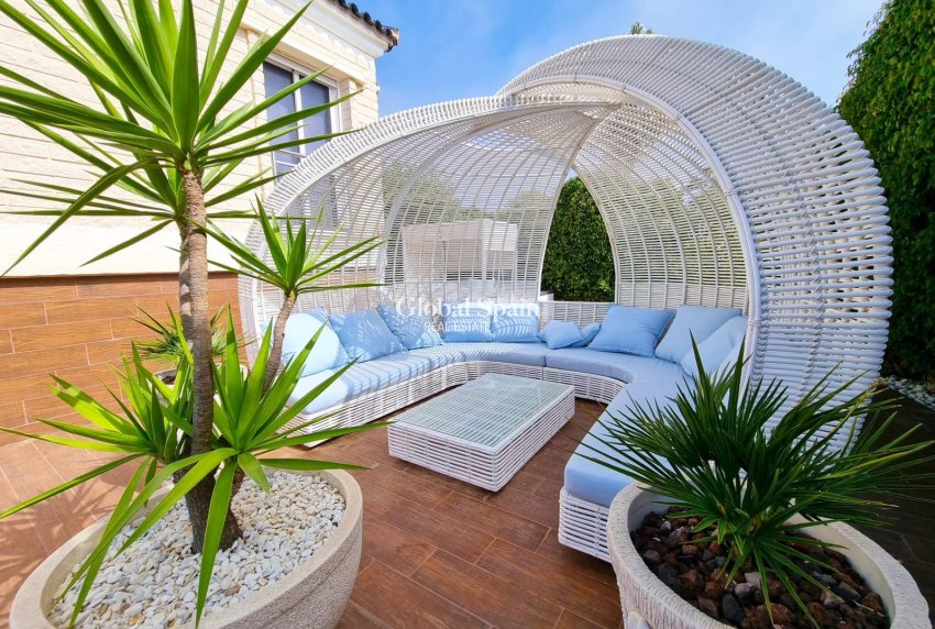 Odsprzedaż - WILLA  -
TORREVIEJA - 