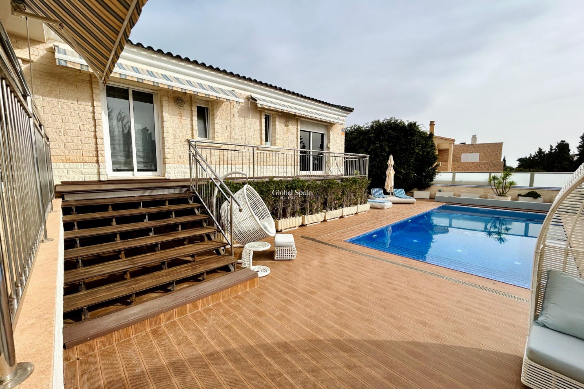 Odsprzedaż - WILLA  -
TORREVIEJA - 