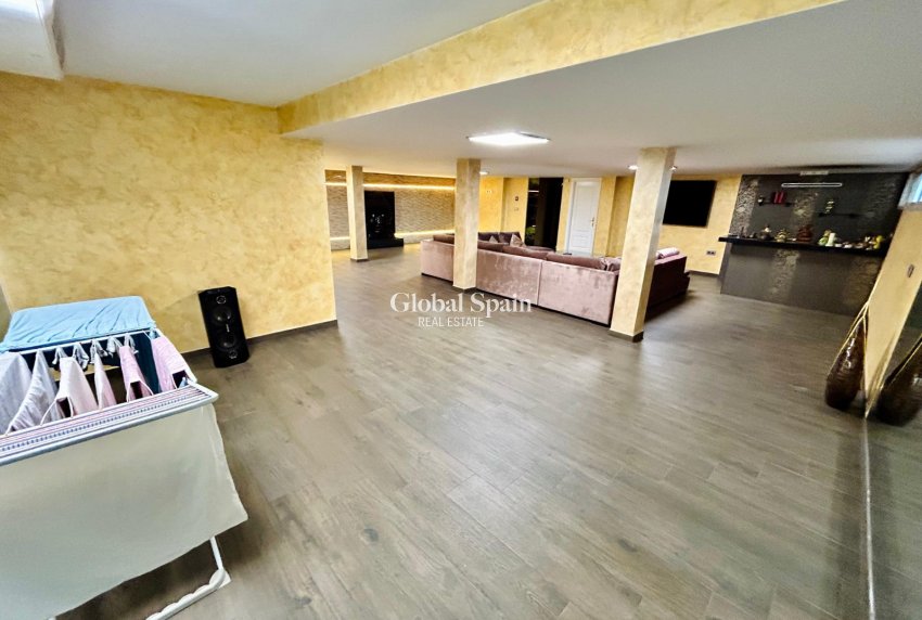 Odsprzedaż - WILLA  -
TORREVIEJA - 