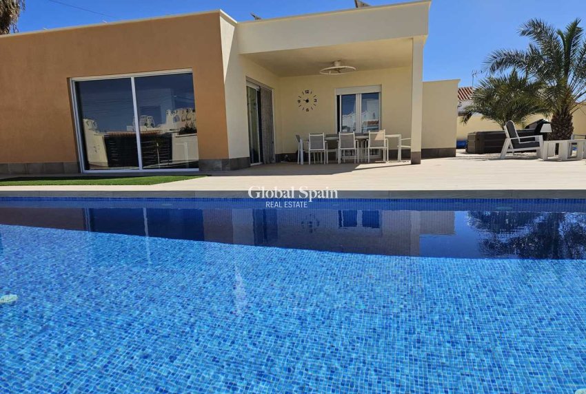 Odsprzedaż - WILLA  -
TORREVIEJA - 