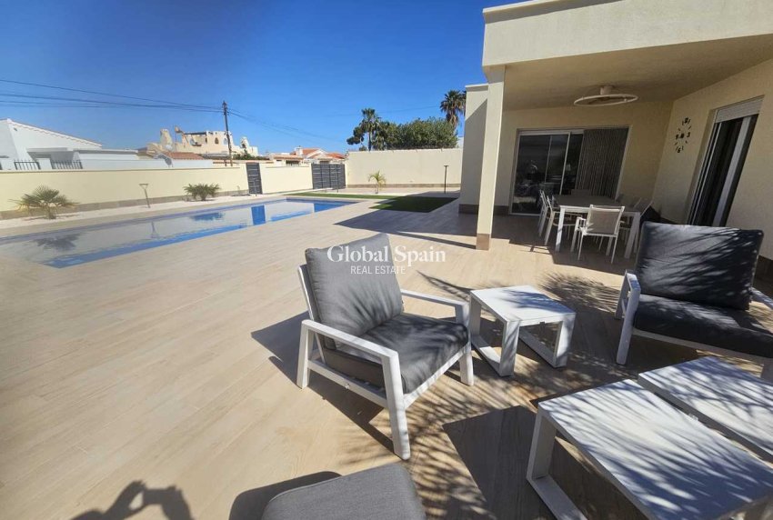 Odsprzedaż - WILLA  -
TORREVIEJA - 