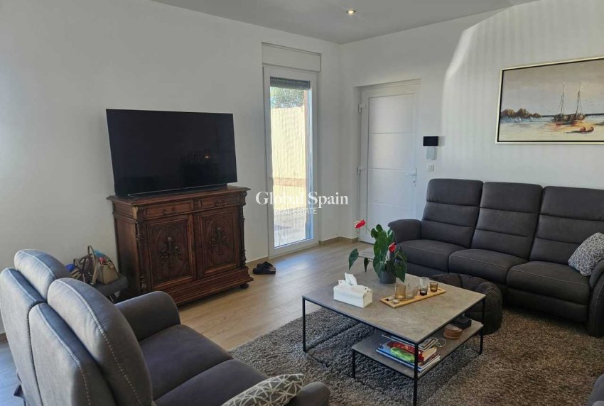 Odsprzedaż - WILLA  -
TORREVIEJA - 