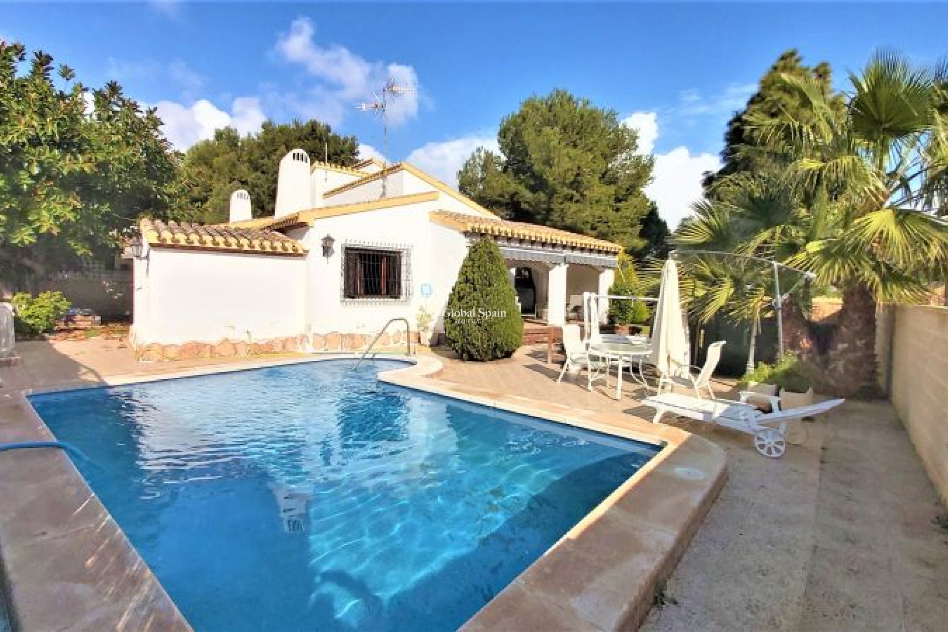 Odsprzedaż - WILLA  -
TORREVIEJA - 